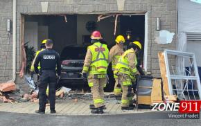 Accident à Québec - Un véhicule s'est encastré dans un salon de coiffure 